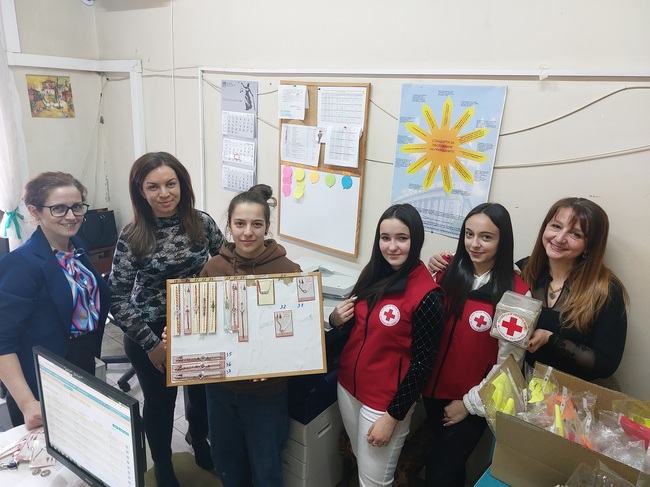 Окръжен съд – Кюстендил: Съдиите и съдебните служители от Районен съд – Дупница подкрепиха БЧК и инициативата „Мартеница с кауза“ за децата в риск