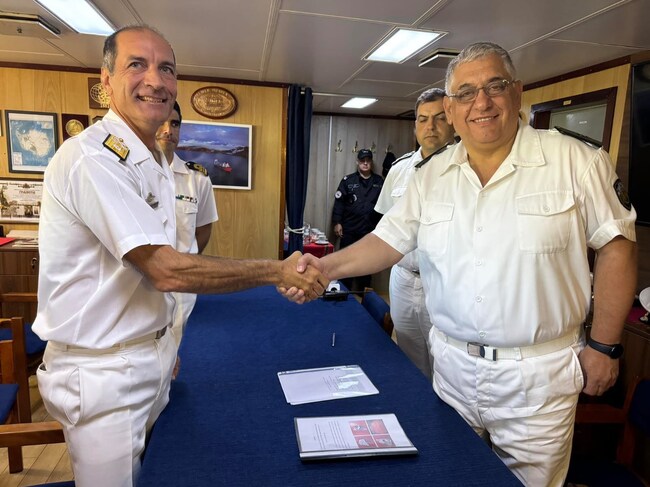 ВВМУ "Н. Й. Вапцаров": Българският военен научноизследователски кораб “Св. св. Кирил и Методий” пристигна в Мар дел Плата, Аржентина и предаде останки от разбил се в Антарктида аржентински изследователски военен самолет