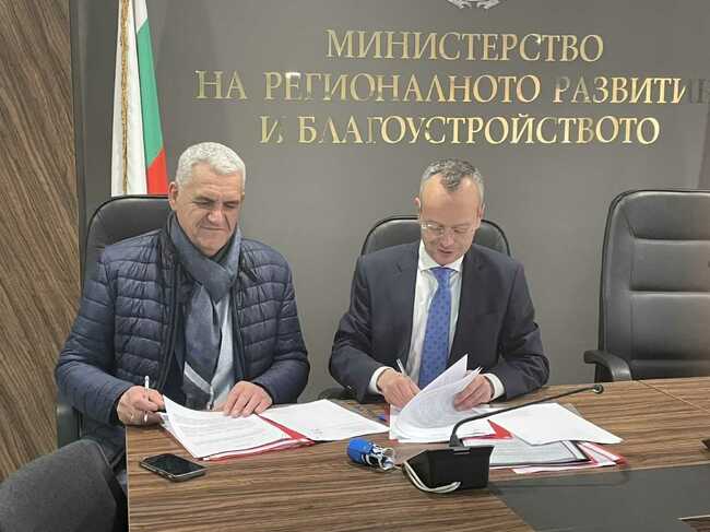 Кметът на Благоевград подписа първите споразумения за осем милиона лева финансиране от държавния бюджет