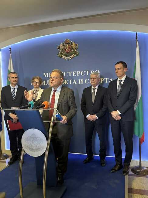 Министър Вътев участва в кръгла маса на тема: „Спорт и туризъм на територията на Природен парк „Витоша“