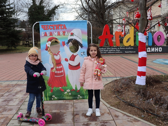 Община Ардино: Първомартенски кът за снимки краси центъра на Ардино