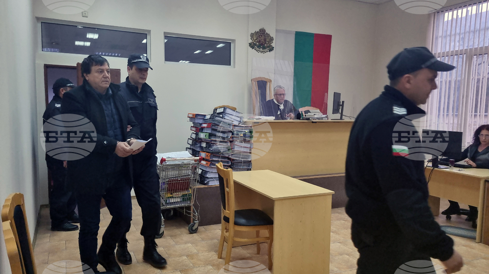 За ръководене на организирана престъпна група, създадена с цел извършване на престъпления по служба, съдът наложи на мъж от Омуртаг мярка "задържане под стража"