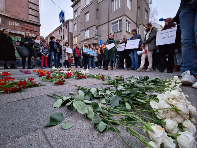 С пешеходна пътека от цветя близки на загинало на пътя момче протестираха в центъра на София