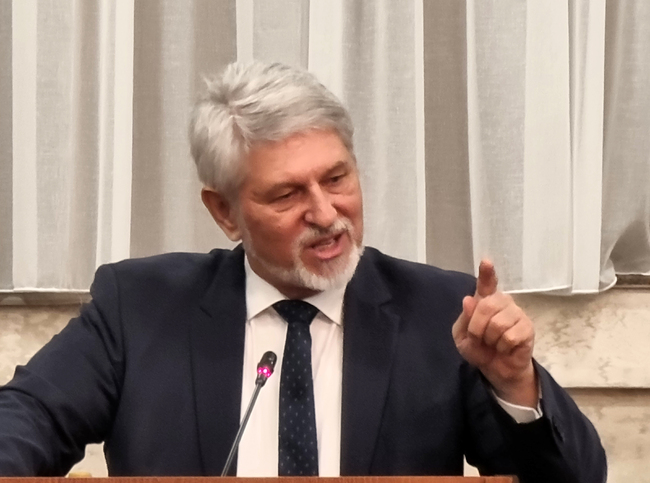 Вместо свидетелство за граждански брак, синът и снахата на кандидат за президент на Северна Македония, получили смъртен акт