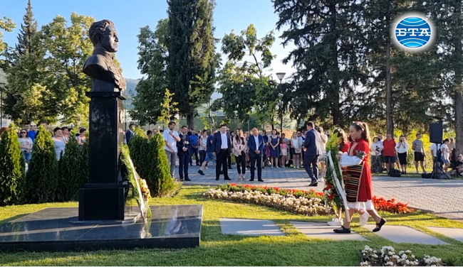 В Петрич тази вечер беше открит първият паметник на Васил Левски в града