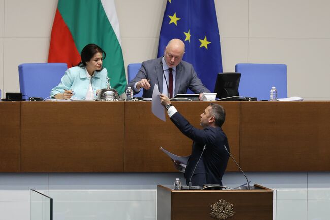 Парламентът отхвърли предложение за разглеждане на проекти на решения за изграждането на нови мощности за АЕЦ "Козлодуй" и ще продължи с програмата за работа за днес