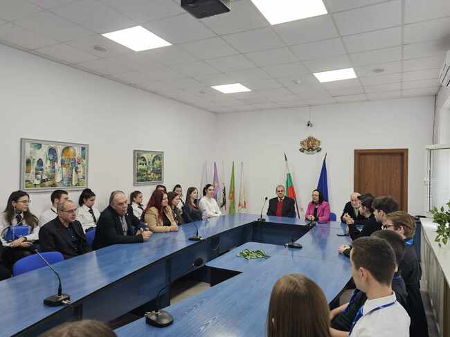Бивши областни управители на Търговище се срещнаха с ученици по време на инициативата "Ден на отворените врати"