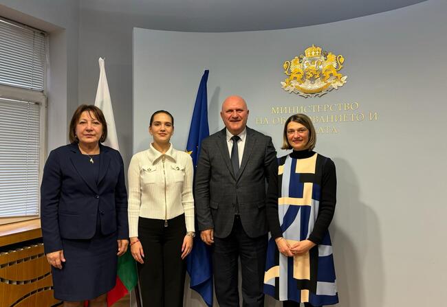 МОН: Ученичка от Френската гимназия бе гост на среща между министър Галин Цоков и посланика на Северна Македония 