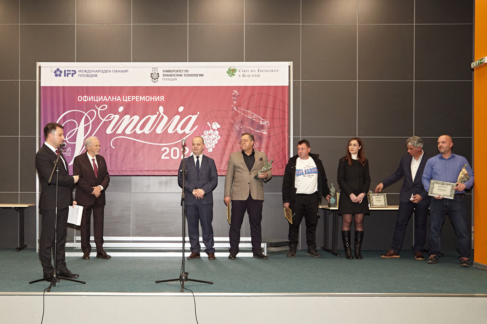 Областна администрация Пловдив: Инж. Илия Зюмбилев удостои със „Златен ритон“ старо червено вино