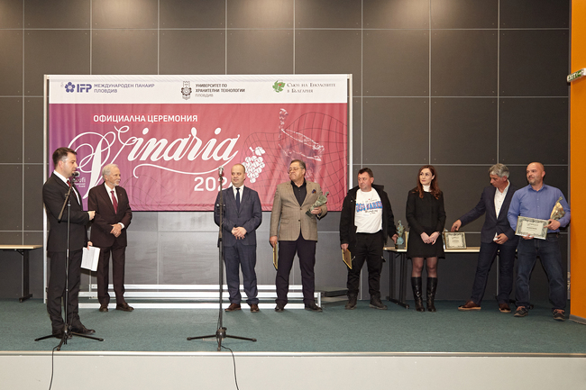 Областна администрация Пловдив: Инж. Илия Зюмбилев удостои със „Златен ритон“ старо червено вино