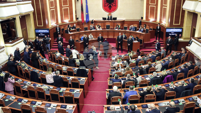 Хаос, дебати и физически сблъсъци на последното пленарно заседание на албанския парламент за 2025 г.