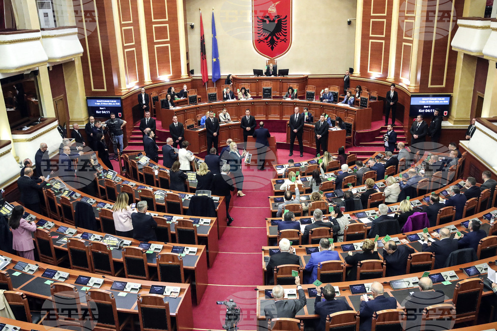 Хаос, дебати и физически сблъсъци на последното пленарно заседание на албанския парламент за 2025 г.