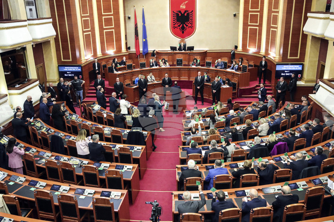 Хаос, дебати и физически сблъсъци на последното пленарно заседание на албанския парламент за 2025 г.