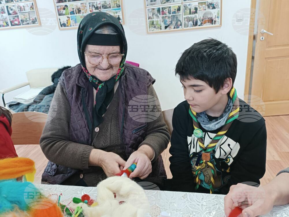 Скаути от Смолян правиха мартеници заедно с баби и дядовци от Дома за възрастни хора във Фатово