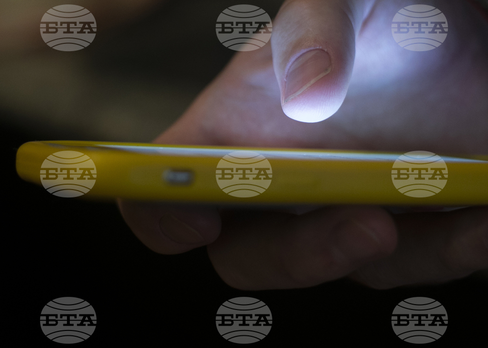 Учениците в Албания ще използват телефоните си в училище само след аргументирано от родител разрешение