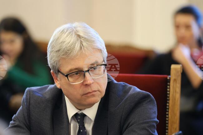 Предстои въвеждане на система за отчитане на контролната дейност, даваща ежедневна справка за констатациите на районните здравни каси, каза Станимир Михайлов