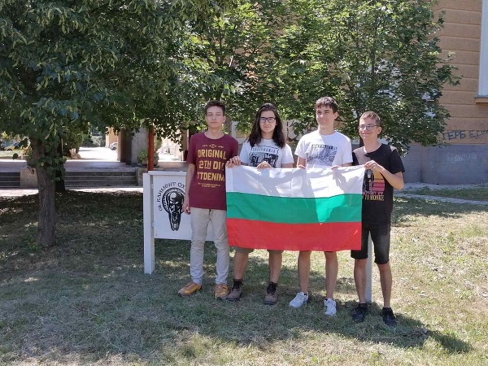 Златен и три сребърни медала спечели българският ученически отбор от 54-ата Международна олимпиада по химия
