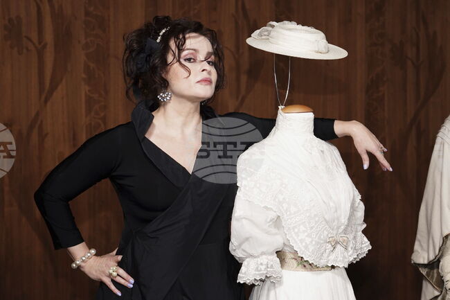 Eкранизацията на романа "Четири писма за любовта" събра Хелена Бонъм Картър и Пиърс Броснан 