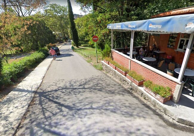 Забрана за паркирането на алеята от болницата до спортния интернат по плуване 