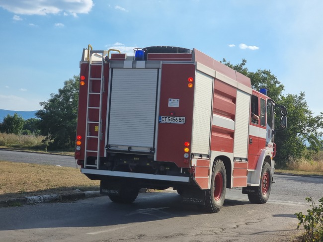 Временно е затворен пътят Казанлък - Габрово в участъка от Казанлък до Крън поради задимяване от пожар