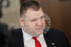 Парламент - кулоари - Делян Пеевски - брифинг