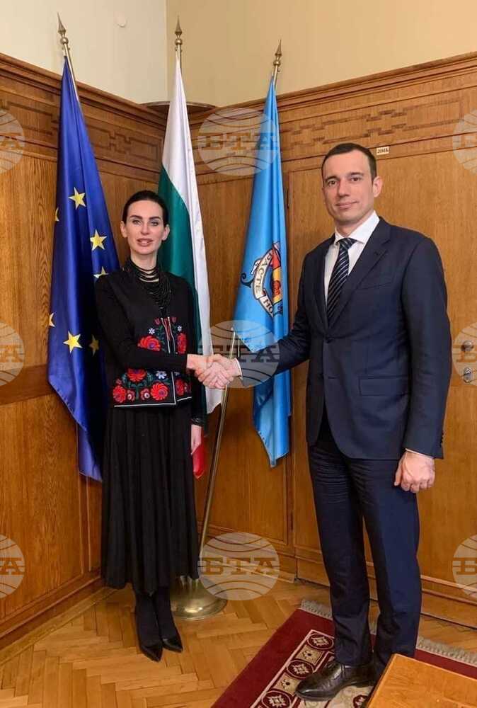 Украинското знаме ще се вее на Общината редом с българското и европейското, каза кметът на София Васил Терзиев на среща с посланика на Украйна