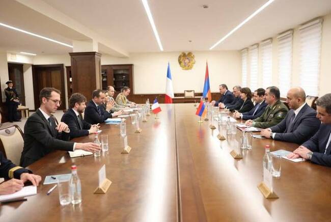 АРМЕНПРЕС: Министрите на отбраната на Армения и Франция обсъдиха двустранното сътрудничество