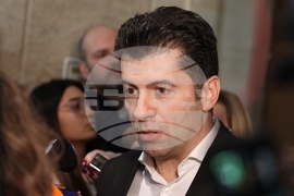 Парламент - кулоари - Кирил Петков - брифинг