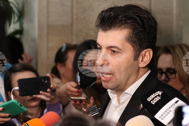 Парламент - кулоари - Кирил Петков - брифинг