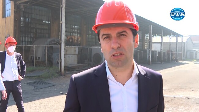 Министър-председателят в оставка Кирил Петков направи изненадваща проверка на ТЕЦ „Брикел“ в Гълъбово