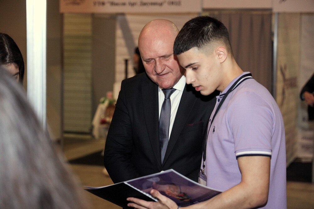 МОН: Над 156 хиляди ученици се обучават в професионални паралелки