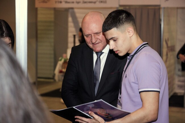 МОН: Над 156 хиляди ученици се обучават в професионални паралелки