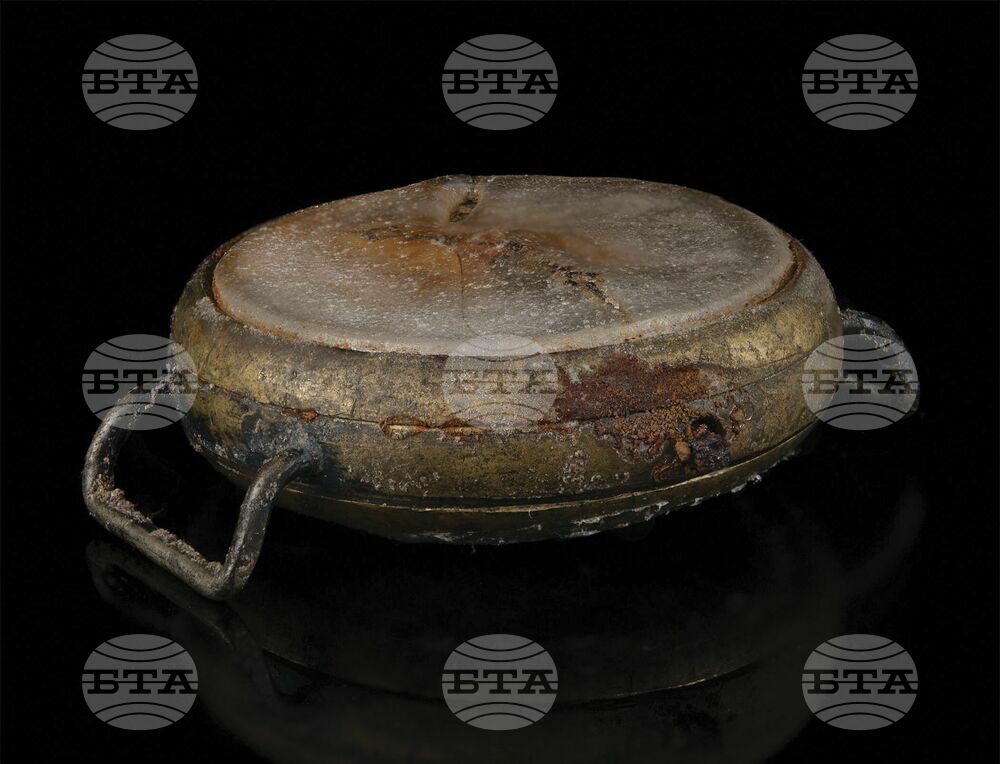Часовник, разтопен при ядрената бомбардировка над Хирошима през 1945 г., бе продаден на търг в САЩ