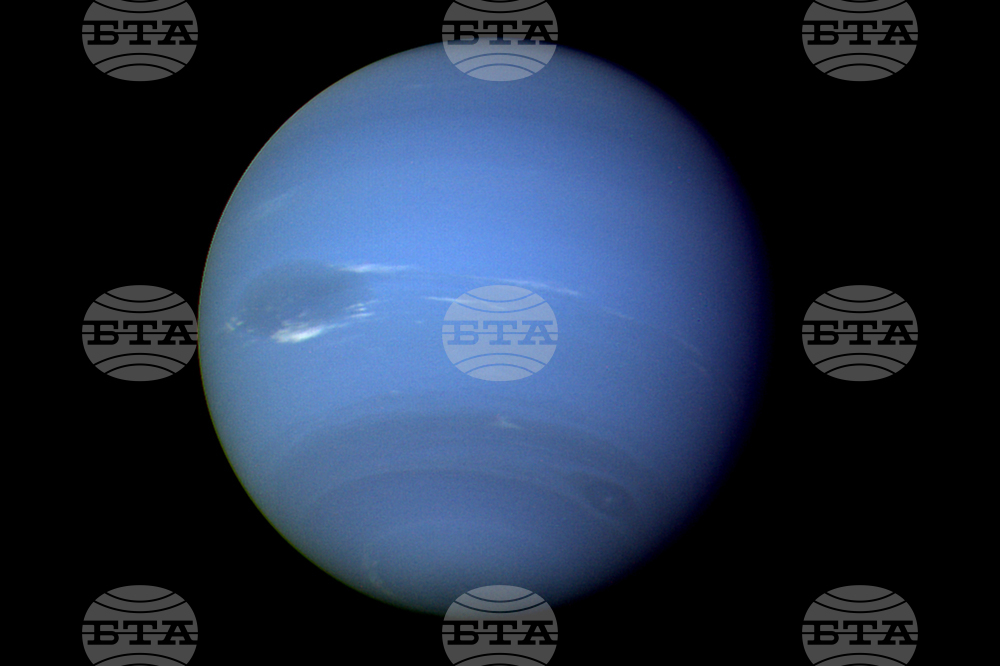 Учени обясняват необичайните магнитни полета на Уран и Нептун с горещия черен лед в ядрата им