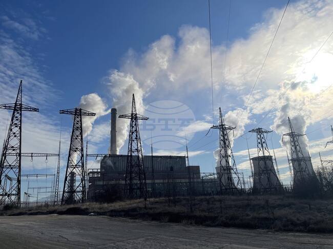 Най-малко един човек загина и още пет души все още са затрупани след срутването на 60-метрова кула в южнокорейска топлоелектрическа централа