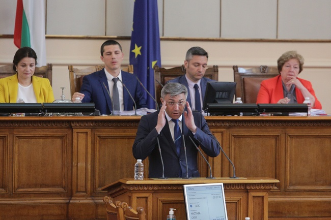 Опозицията поиска Кирил Петков и Александър Николов да дойдат в парламента за дебата по доклада на временната комисия за спрените доставки от "Газпром"