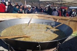 Априлци - празник на сланината и греяната ракия