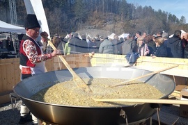 Априлци - празник на сланината и греяната ракия