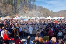 Априлци - празник на сланината и греяната ракия