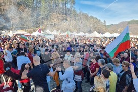 Априлци - празник на сланината и греяната ракия