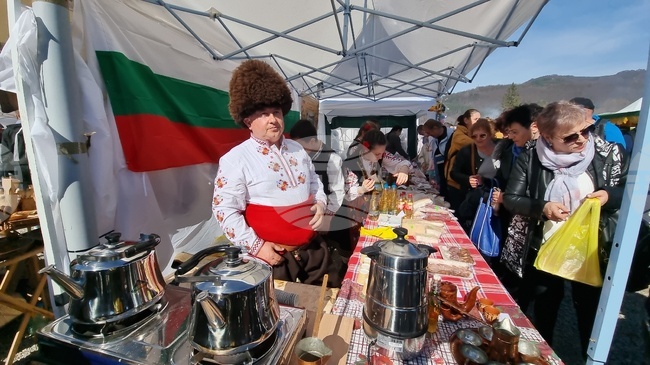 Априлци - Празник на греяната ракия и сланина