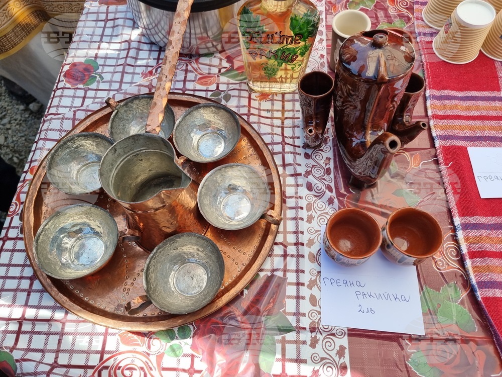 Априлци - празник на сланината и греяната ракия