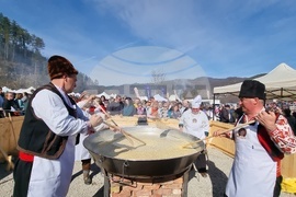 Априлци - празник на сланината и греяната ракия