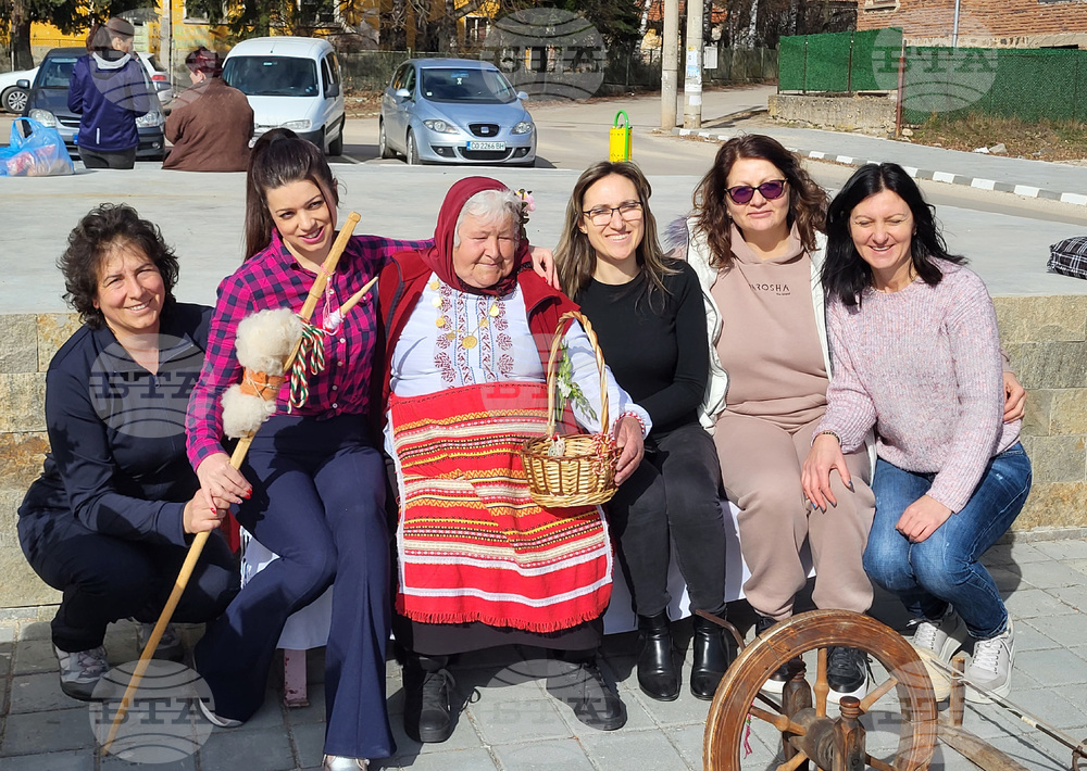 Село Райово - мартенски базар - мартеници