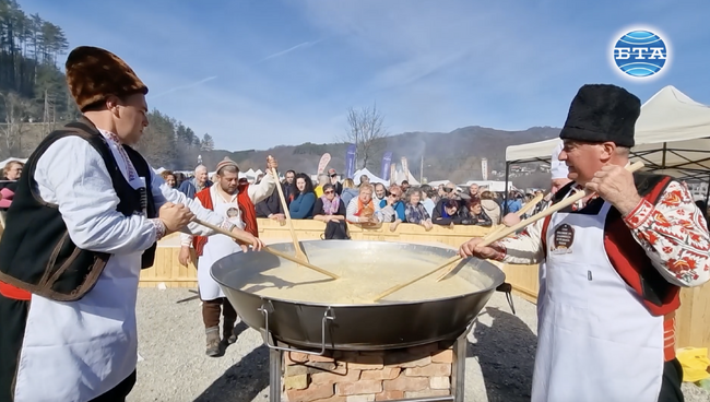 Празникът на сланината и греяната ракия в Априлци и тази година събра в планинския град хиляди гости от цялата страна