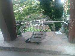 На кого пречат? Благоевград осъмна с 13 умишлено прекършени млади дръвчета, обърнати паркови кошчета и счупени пейки