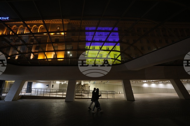 Министерски съвет - сграда - осветление - знаме на Украйна