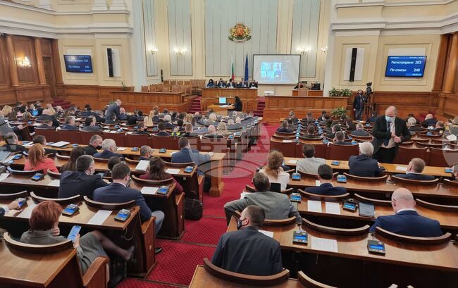Парламентът удължи заседанието си 
до приключване на дневния ред за днес 


