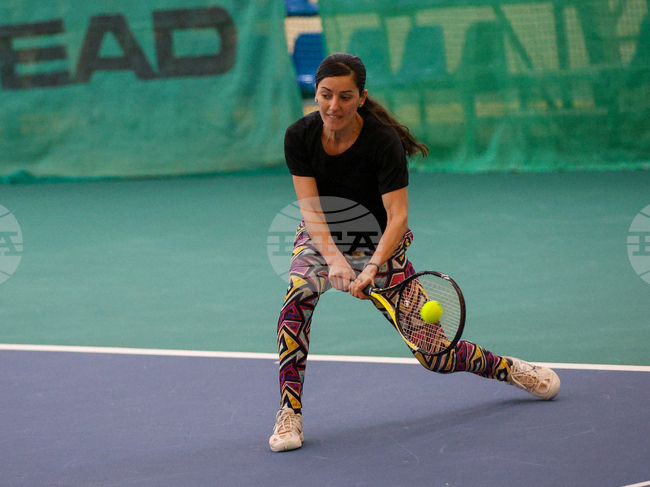 Хюлия Велиева спаси четири мачбола и се класира за финала на сингъл при жените на Държавното първенство по тенис в зала, Манукян детронира Милушев при мъжете