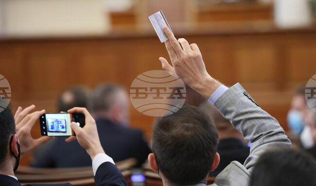 Парламентът обсъжда проектобюджета на ДОО за 2022 г., който предвижда увеличение на социалните плащания от 1 април